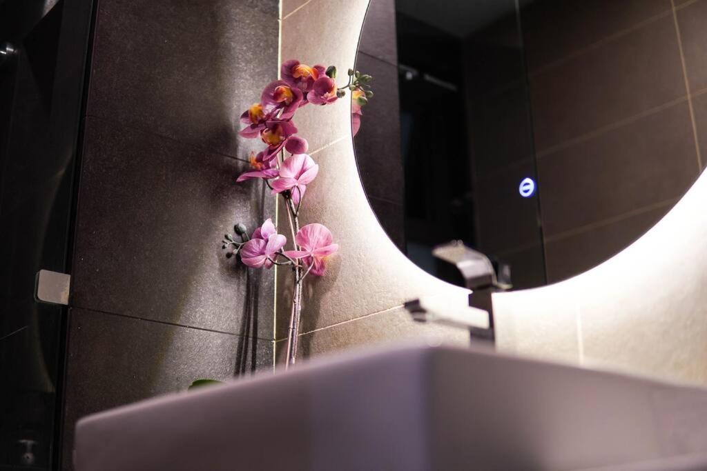 Centre,2br 2bt 7pax, 5min Ciq Apartment