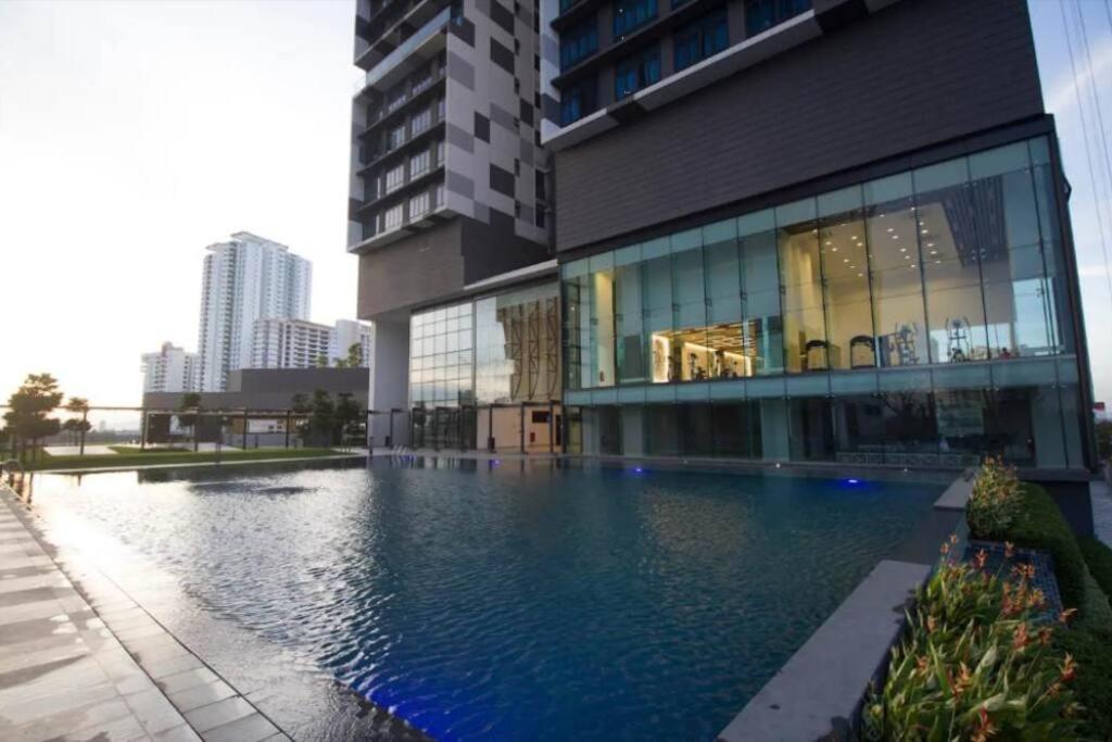 Centre,2br 2bt 7pax, 5min Ciq Apartment
