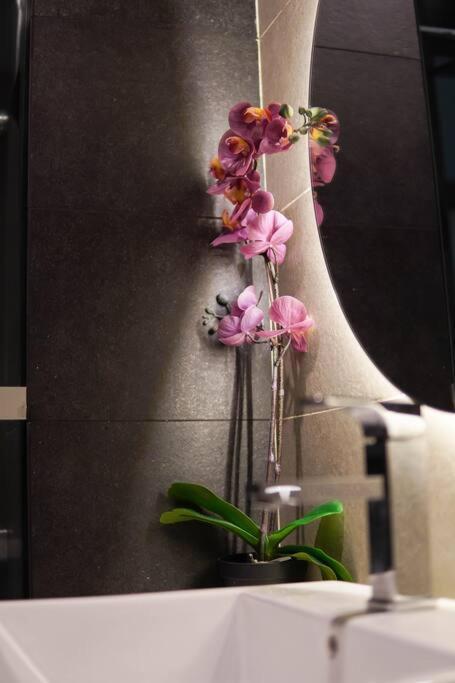 Centre,2br 2bt 7pax, 5min Ciq Apartment